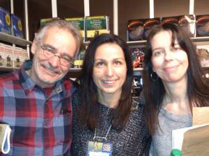Sur cette photo, on peut apercevoir l'auteure Marlène Gagnon en compagnie de Maryse Bilodeau et du comédien Jean-Pierre Matte.